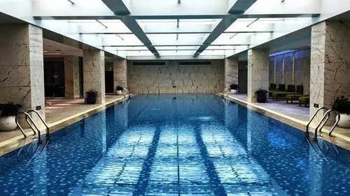 面對(duì)夏秋季節(jié)，泳池水質(zhì)容易發(fā)生突變？