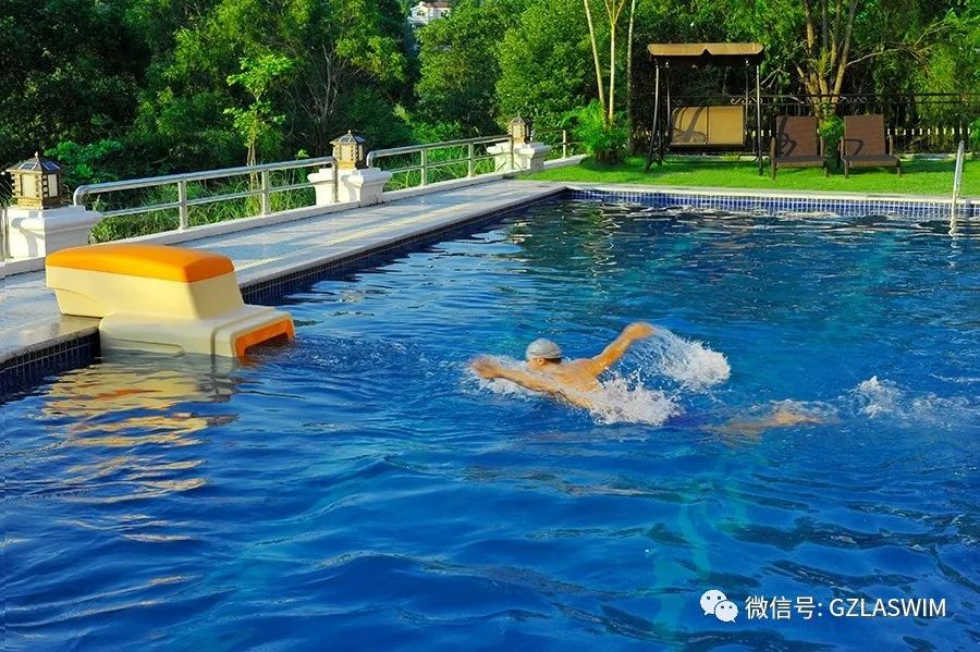 又來了，國外小伙徒手建泳池新作