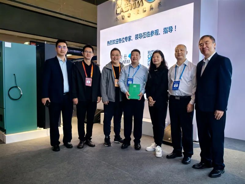 專家、領(lǐng)導(dǎo)蒞臨參觀，指導(dǎo)合影