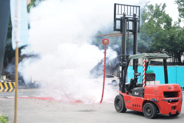 鞭炮齊鳴，開工吉祥